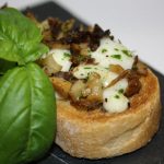 Italienischer Klassiker mit Pilzen und Mozzarella