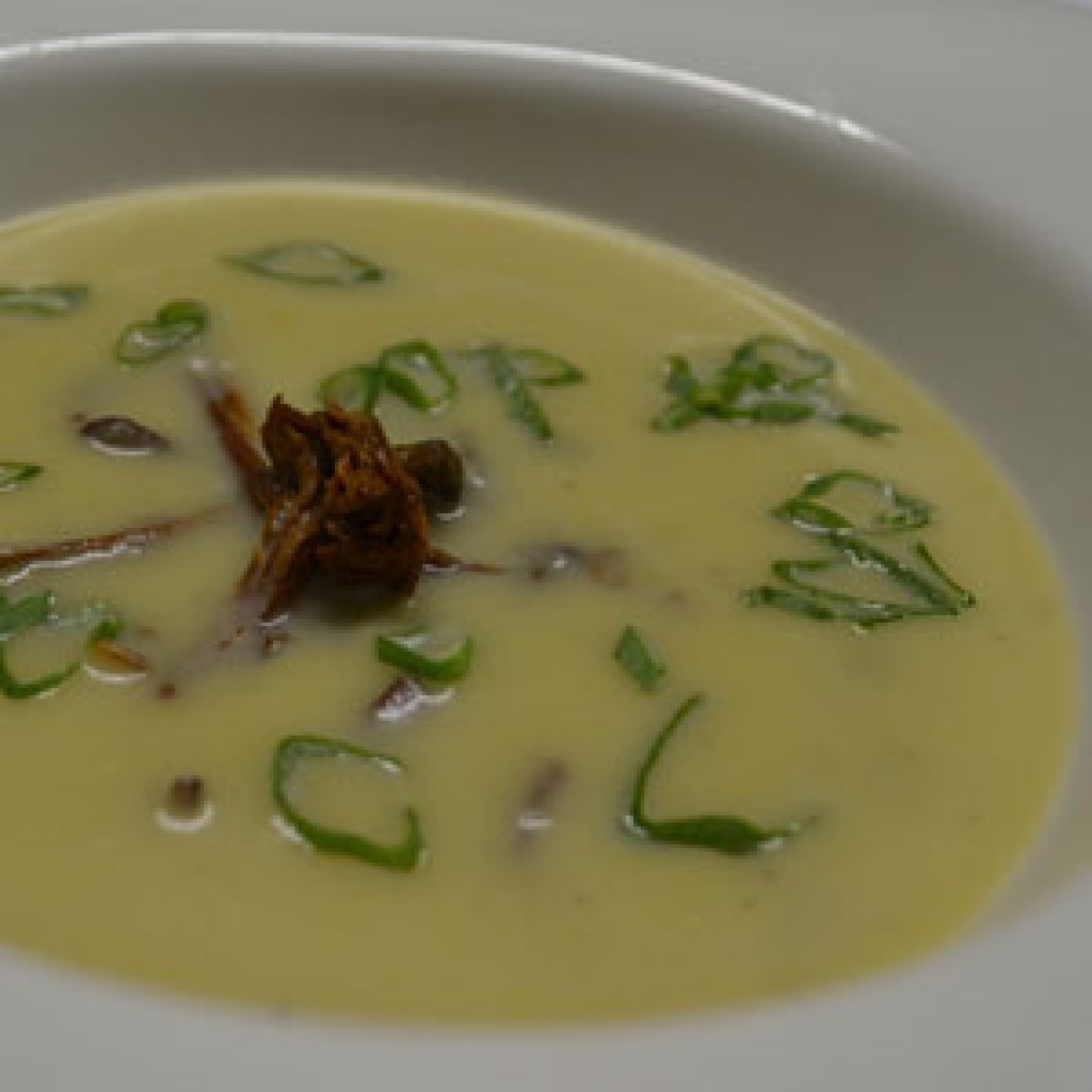 Kartoffelcremesuppe mit getrockneten Pfifferlingen von Pilze Wohlrab.