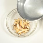 Trockenpilzee mit heißem Wasser übergießen