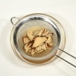 Pilze abtropfen lassen