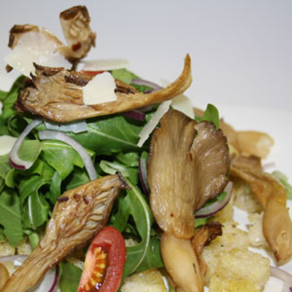 Sommerlicher Salat mit getrockneten Austernpilzen