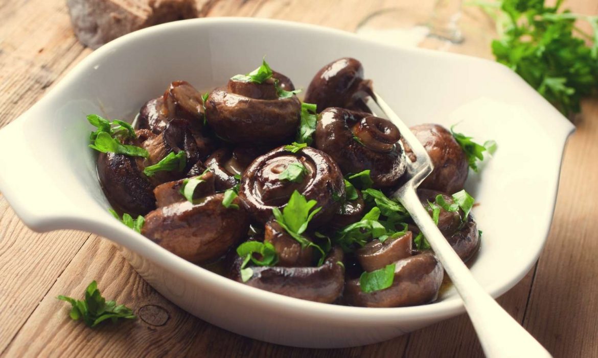 Leckerer Champignon-Balsamico-Salat, abgeschmeckt mit Balsamico Essig
