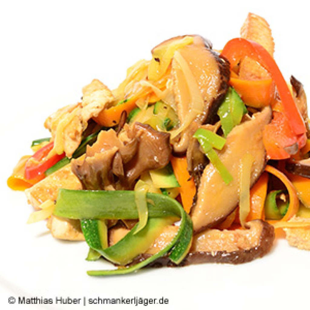 Wokgemüse mit Tofu & asiatischen Pilzen Asiatische Vitalpilze Shiitake und Maitake mit frischem Gemüse und Tofu