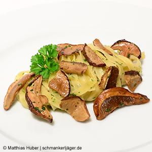 Schnelle pasta mit Steinpilzen Feine Steinpilze mit Tagliatelle-Pasta und etwas Butter