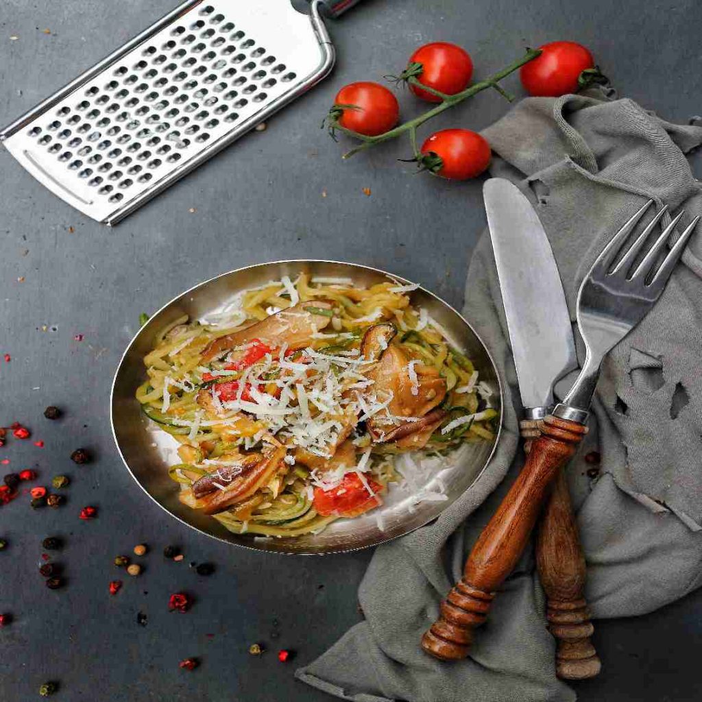 Zoodels mit Shiitake und Parmesan Zucchini-Nudeln mit Shiitake