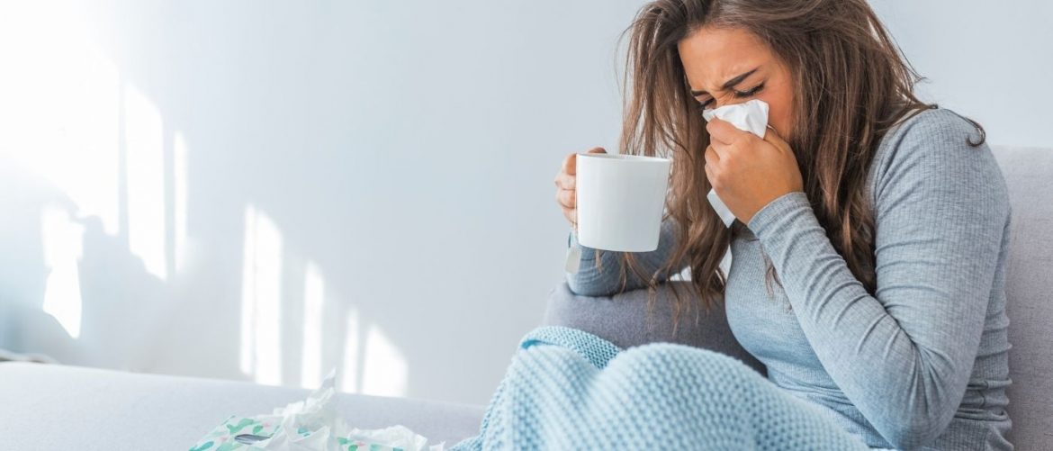 Erkältungssaison und Vitamin D Frau mit Erkältung