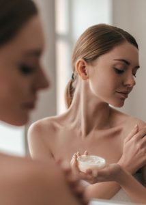Frau mit Haut Creme