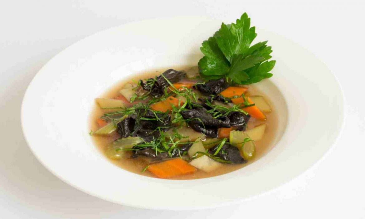 Gemüsesuppe mit Herbsttrompete